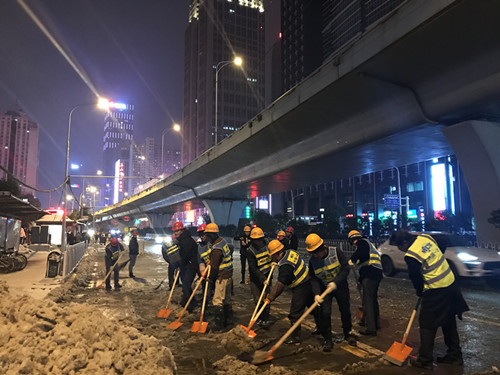 武汉美博会致敬“800扫雪队员”